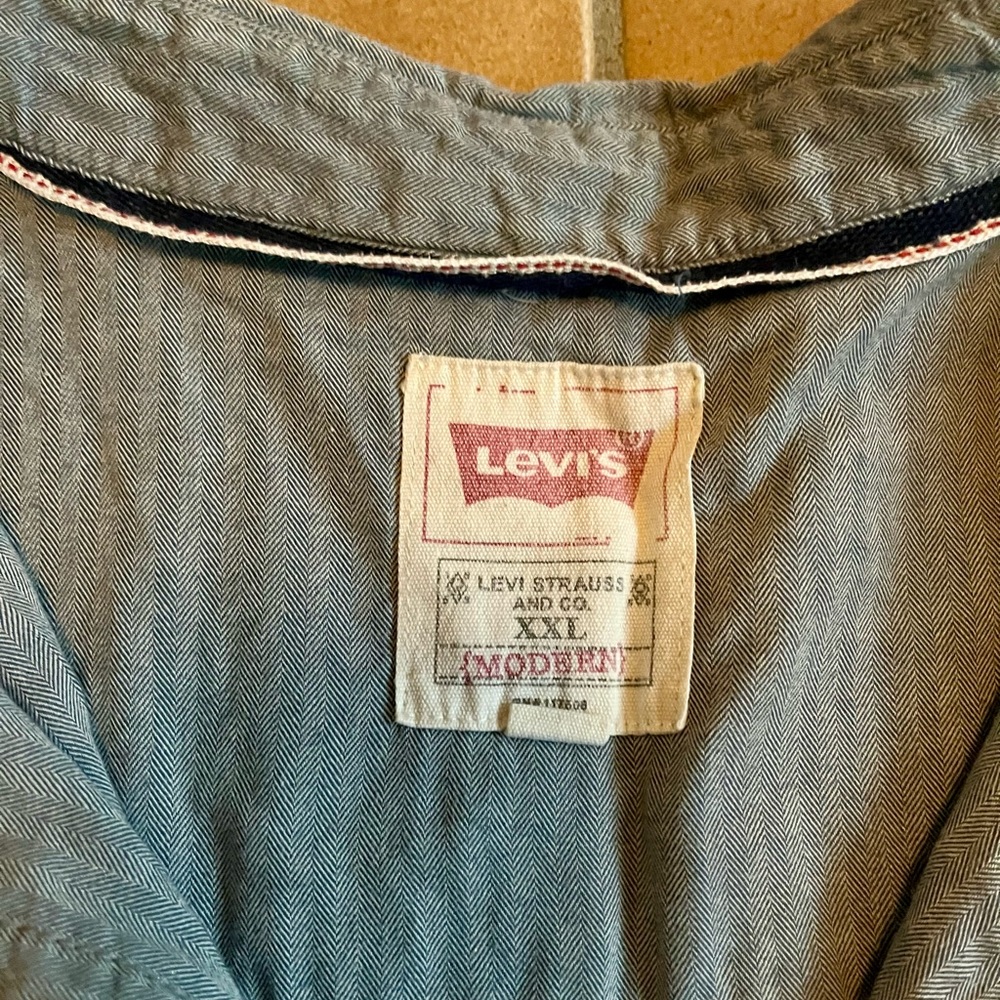 LEVIS lightweight Soft Button Down - Picture 3 of 5